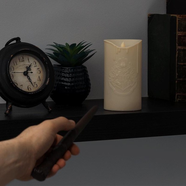 PP9563HP_Harry_Potter_Candle_Light_with_Wand_Remote_Control_Lifestyle_5.jpg