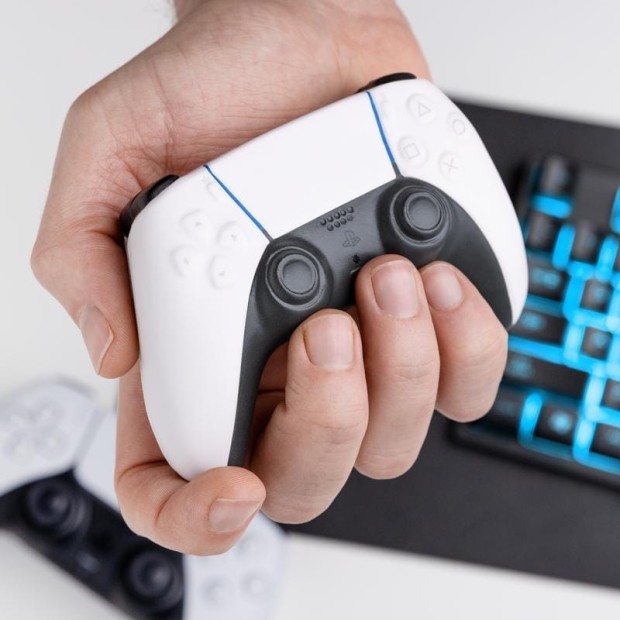 PP9404PS_Playstation_Stress_Controller_PS5_Square_Lifestyle_2.jpg