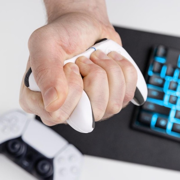 PP9404PS_Playstation_Stress_Controller_PS5_Square_Lifestyle_3.jpg
