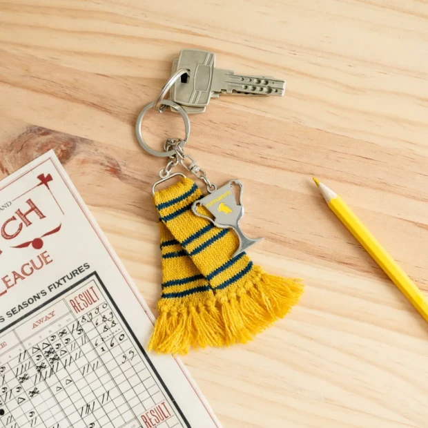 harry-potter-hufflepuff-scarf-keyring.webp