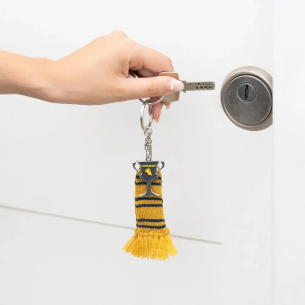 harry-potter-hufflepuff-scarf-keyring.webp