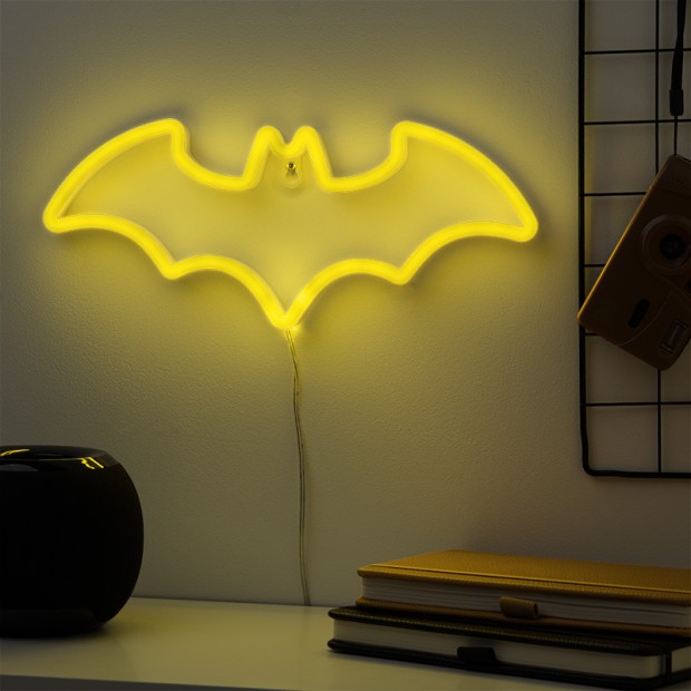 PP13741DCVN_Batman_Wall_Mountable_LED_Neon_Light_lifestyle_light_ON_800_x_800.jpg