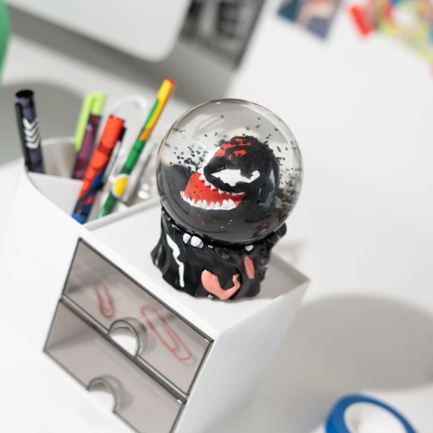 marvel-spiderman-snow-globe (5).jpg