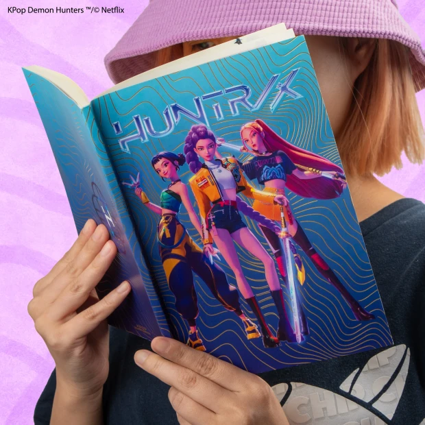 KPOP-Softcover-Notebook-HUNTRIX-Lifestyle_1-4895205624801-CR5165.webp